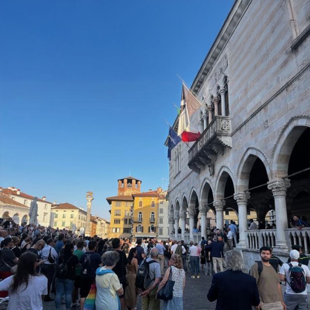 M70673370c051d040354168a6c3d7a8e51764951942636